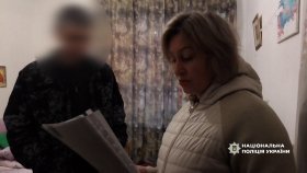 Шахрай видурив майже мільйон гривень у матері загиблого захисника — справу передано до суду