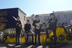 У Вінниці фігури «The Beatles» зміцнили і повернули на площу