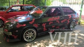 У Вінниці біля центрального парку діє виставка спортивних автомобілів