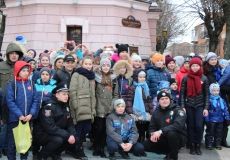 Запали місто синім: у Вінниці волонтери та «діти дощу» влаштували флешмоб (Фото)