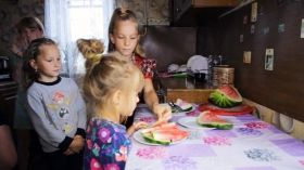 На Вінничині американець подарував багатодітній сім’ї будинок