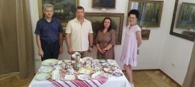 Художній музей Вінниці отримав унікальну колекцію вінтажного десертного посуду від меценатки з Канади