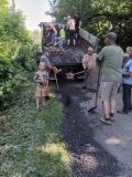 Жителі села на Вінниччині власноруч оновили дороги та впорядкували узбіччя