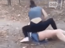 На одесских Черемушках подростки жестоко избивали девочку и снимали это на видео