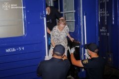 До Вінниці евакуювали сімох мешканців прифронтових територій: людей зустріли рятувальники та медики