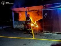 У Вінниці невідомі підпалили сміттєві баки (ФОТО)