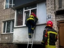У Вінниці рятувальники через балкон потрапили до квартири, де літній жінці стало зле