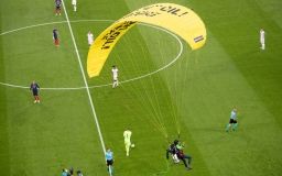 Планерист з Greenpeace приземлився на поле перед матчем Франції та Німеччини на Євро-2020. Кілька людей постраждали