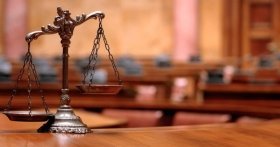 Допомагала пенсіонеру, а потім викрала його банківську картку: на Вінниччині розслідують крадіжку