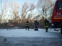 Вінницькі рятувaльники дістaли зі снігового зaмету aвтівку
