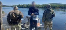 У гідрокостюмі через річку: прикордонники затримали чоловіка, який намагався вплав перетнути кордон із Молдовою