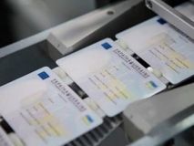 Попри ажіотаж, біометричних паспортів "вистачить на всіх" – Міграційна служба