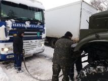 На Вінниччині рятувальники вивільнили із снігових заметів 2 вантажівки і 6 легковиків та 2 автобуси (Відео)