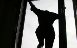 У Києві жінка викинулася з вікна багатоповерхівки