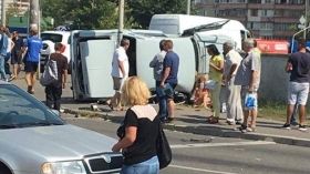 У Києві машина влетіла в натовп, є постраждалі