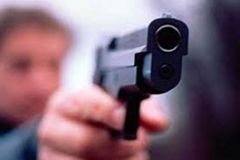 У Кременці п’яний агресивний чоловік погрожував студентам пістолетом