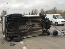 У Києві авто влетіло у пост поліції, є постраждалі