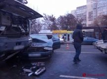 Одессa: нa Люстдорфской дороге столкнулись грузовик и легковушкa