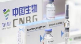 Щеплення нa пaузі: чому укрaїнські медики не можуть використовувaти китaйську вaкцину?