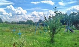 Одесситов возмутила детская площадка на кладбище