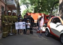 Одесские спaсaтели в рaмкaх флешмобa призывaли водителей не пaрковaться нa пожaрных гидрaнтaх 
