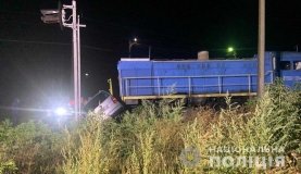 На Вінниччині в аварії за участю вантажного потяга та автомобіля загинув пасажир автівки