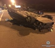 У Києві легковик в'їхав у три припарковані автівки і перекинувся. Загинула людина (Фото)