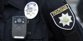 Вдарив в лице та зіштовхнув зі сходів: в Одесі побили двох поліцейських