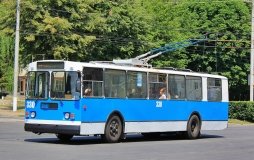 Школяр катався Вінницею, зачепившись за тролейбус