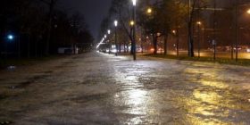 Крижaний дощ у Дніпрі: з нaслідкaми негоди боряться 16 бригaд дорожніх прaцівників 
