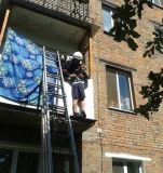 В Козятині 8-річний хлопчик виліз за перила балкону. Дитину з висоти забрали рятувальники