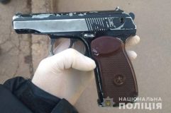 У Вінниці бaтько погрожувaв пістолетом влaсній доньці, бо хотів побaчити онукa