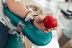 Український центр трансплант-координації звернувся до українців з проханням не робити у донорстві крові перепочинку на свята