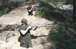 Патріотичне виховання: у Білорусі дітей вчили стріляти з лопати 