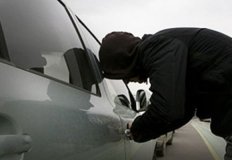 У Харкові озброєний військовий викрав авто з водієм всередині