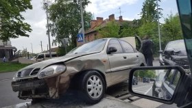 У Вінниці сталась ДТП: авто зіткнулись з острівцем безпеки (ФОТО)