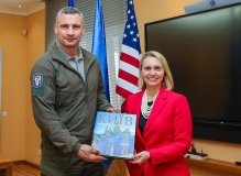 Україні потрібно більше найсучаснішої зброї, - Кличко на зустрічі з послом США Бріджит Брінк