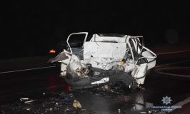 На Вінниччині легковик врізався у вантажівку, є жертви (Фото)