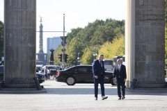 Київ та Берлін підписали угоду про партнерство. Мери двох міст символічно пройшли разом через Бранденбурзькі ворота