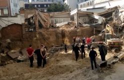 У центрі Вінниці на будівельників впала стіна (Відео+Фото)