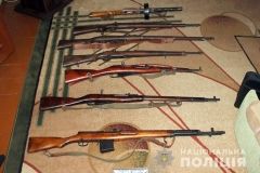 На Хмельниччині поліцейські викрили підпільного колекціонера зброї