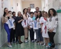 Людмила Станіславенко передала вінницьким породіллям вишиті сорочки для малюків