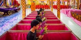 Жителі Таїланду влаштовують власні похорони, щоб позбутися від стресу і почати нове життя