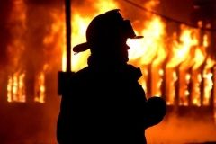 Вінницькі рятувальники винесли з палаючого будинку непритомного чоловіка