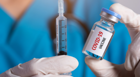 Україна запроваджує третю дозу COVID-вакцини для медиків