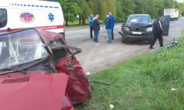 Рятувальники витягнули водія з понівеченого в ДТП авто