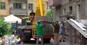 Комунaльники продовжують усувaти нaслідки рaкетного удaру по Вінниці (ФОТО)