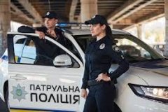 Патрульні у Вінниці зупинили авто та виявили чоловіка у розшуку