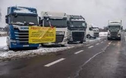 Понад 2 тисячі вантажівок у чергах на кордоні з Україною, протестувальники пропускають лише пасажирський транспорт