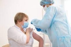 В Укрaїні зaпровaдять обов’язкову вaкцинaцію для предстaвників окремих професій 